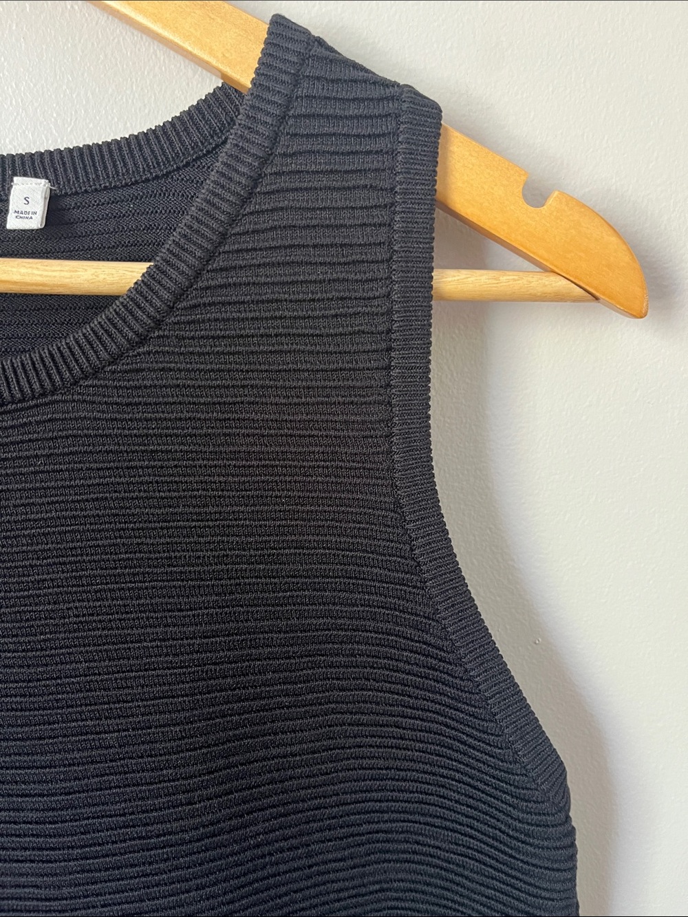 Women’s Aritzia Babaton Alrik Kit Sleeveless Tank Top Black - Picture 3 of 8